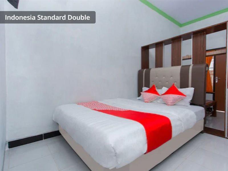 Griya Annisa Hotel Тегал Екстериор снимка