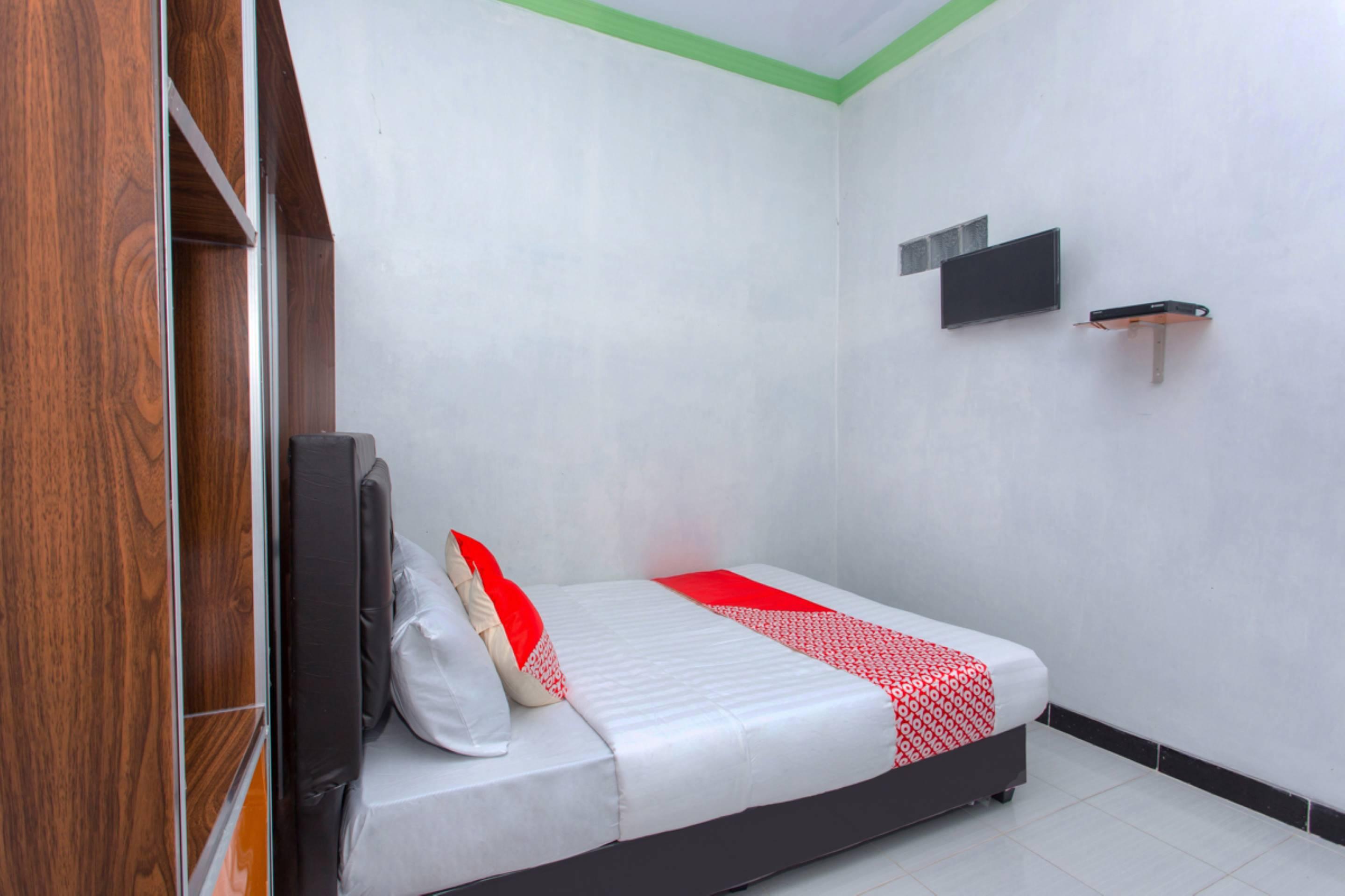 Griya Annisa Hotel Тегал Екстериор снимка