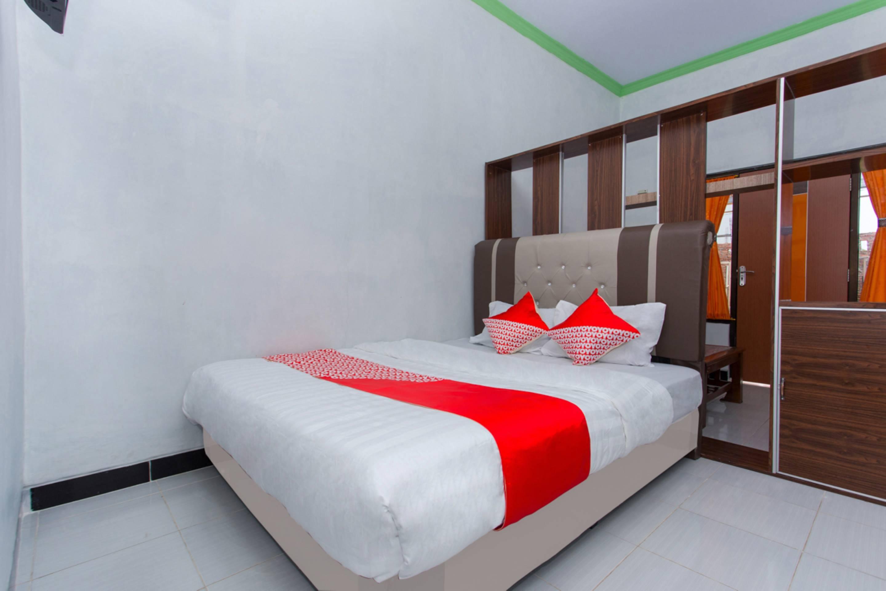 Griya Annisa Hotel Тегал Екстериор снимка