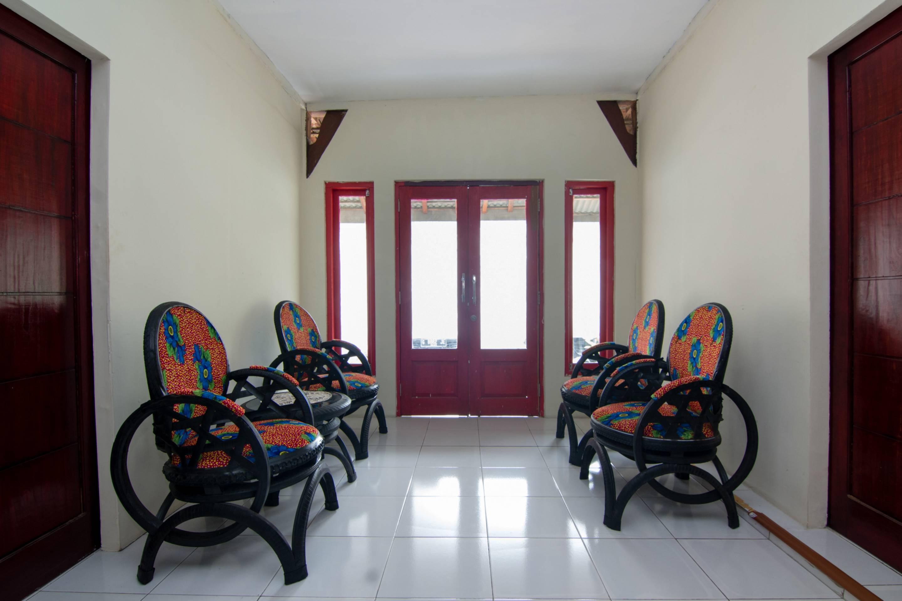 Griya Annisa Hotel Тегал Екстериор снимка