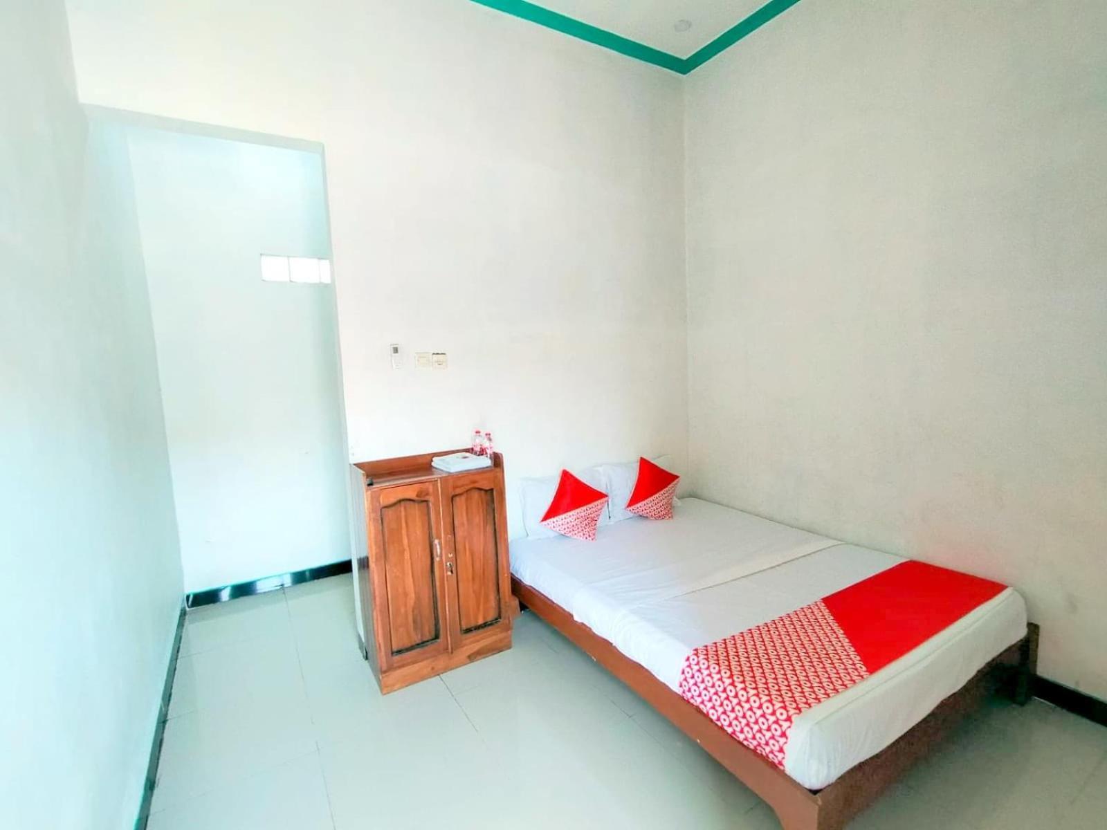 Griya Annisa Hotel Тегал Екстериор снимка