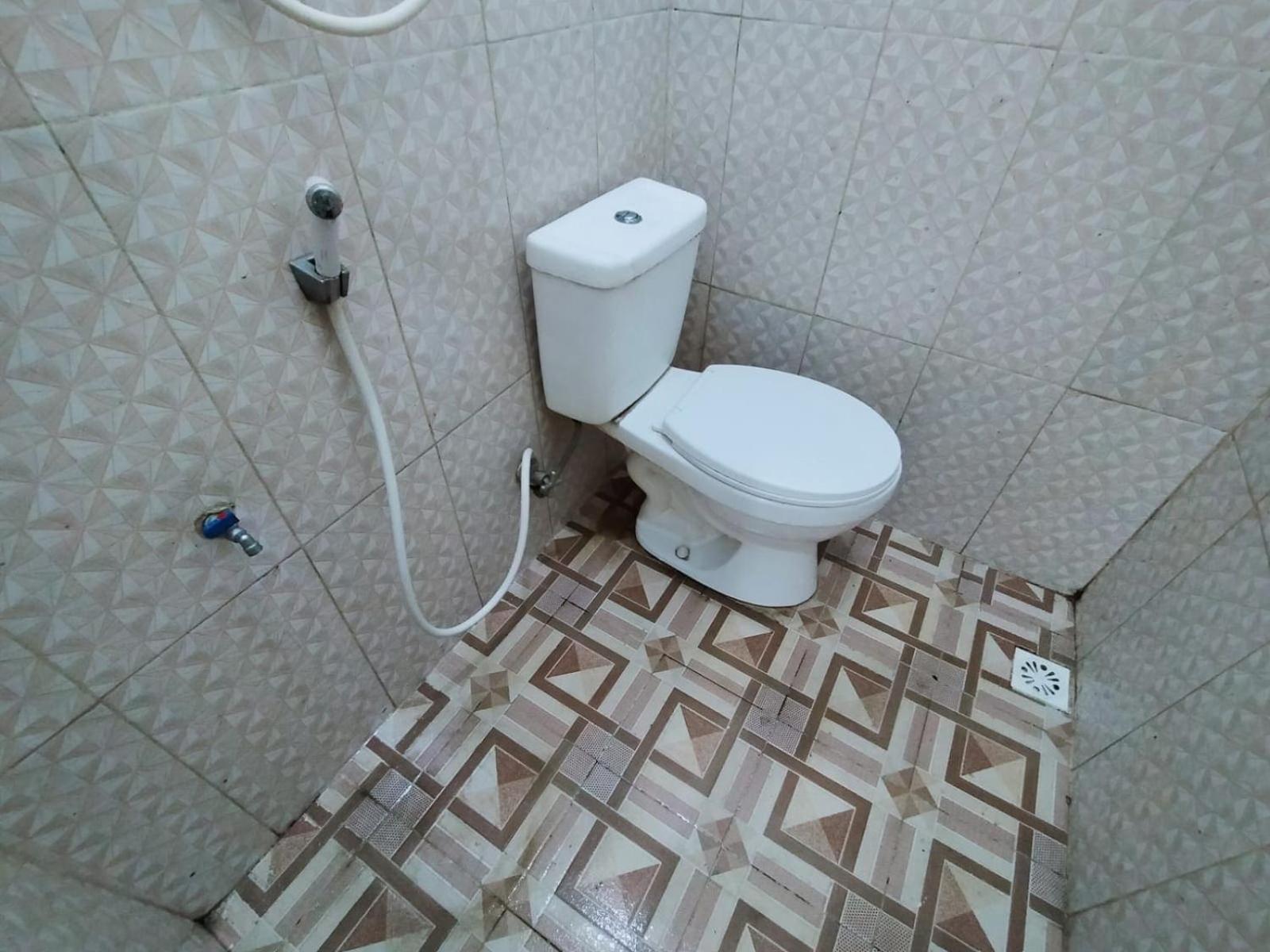 Griya Annisa Hotel Тегал Екстериор снимка