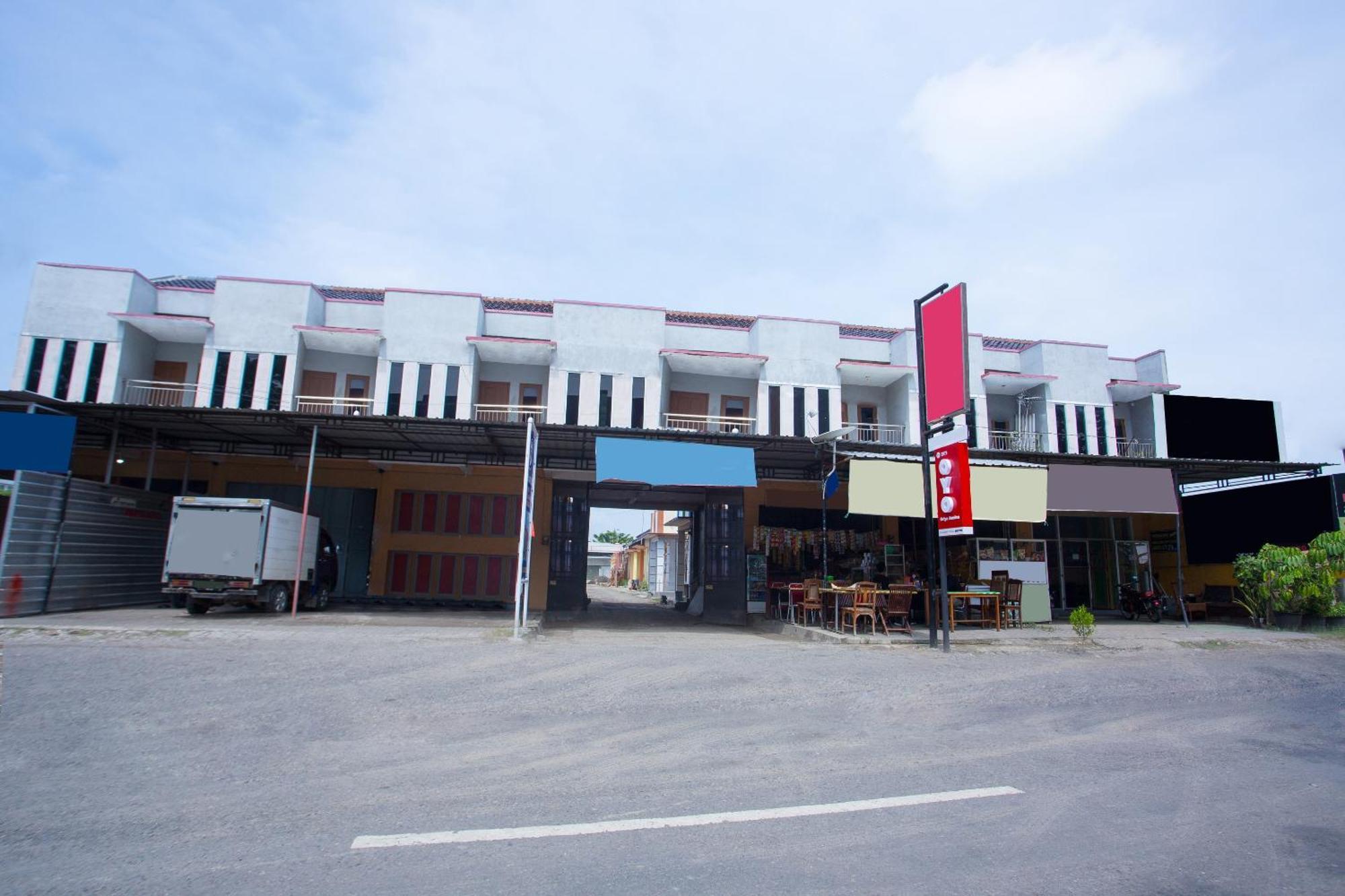 Griya Annisa Hotel Тегал Екстериор снимка
