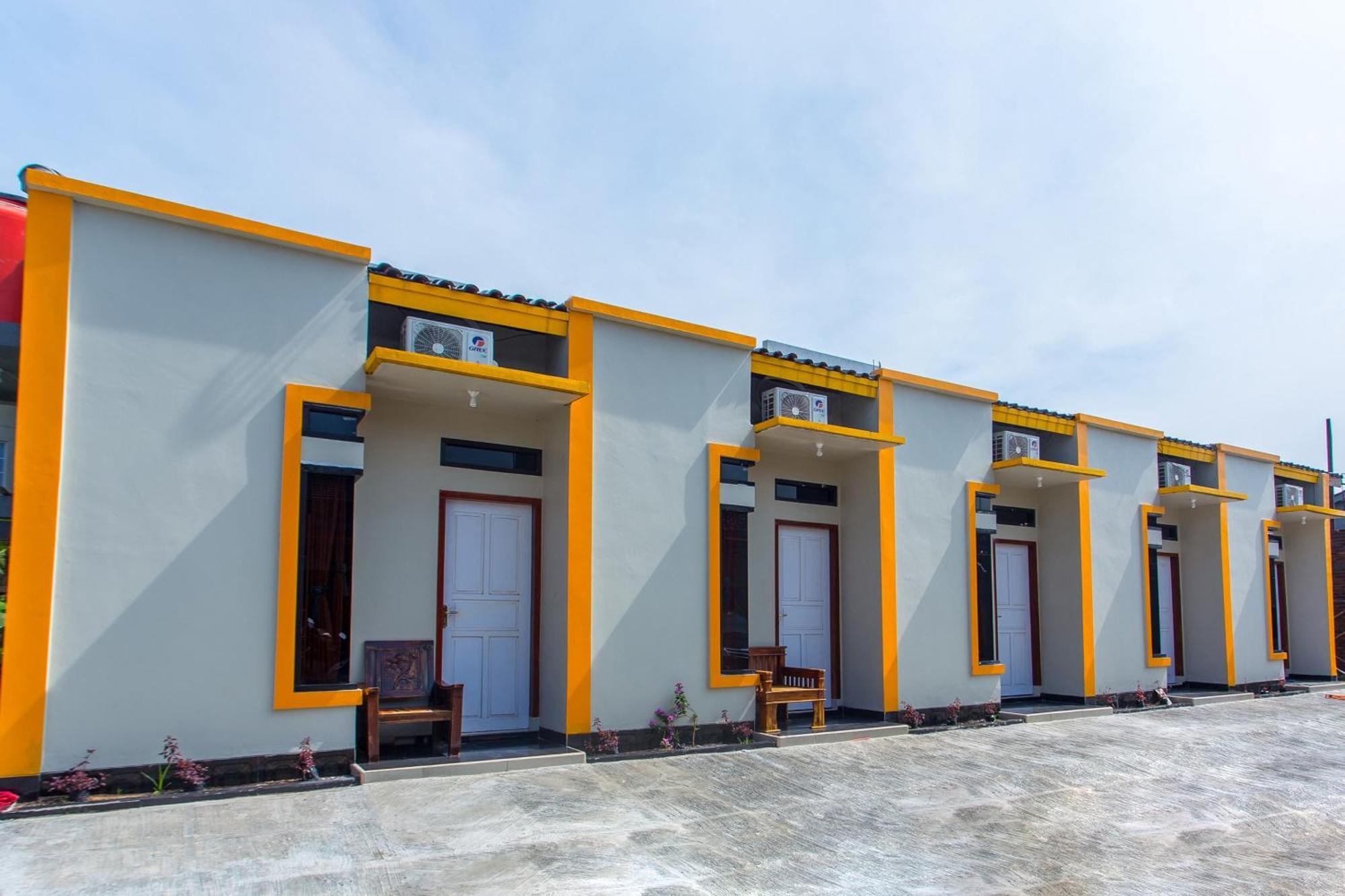 Griya Annisa Hotel Тегал Екстериор снимка