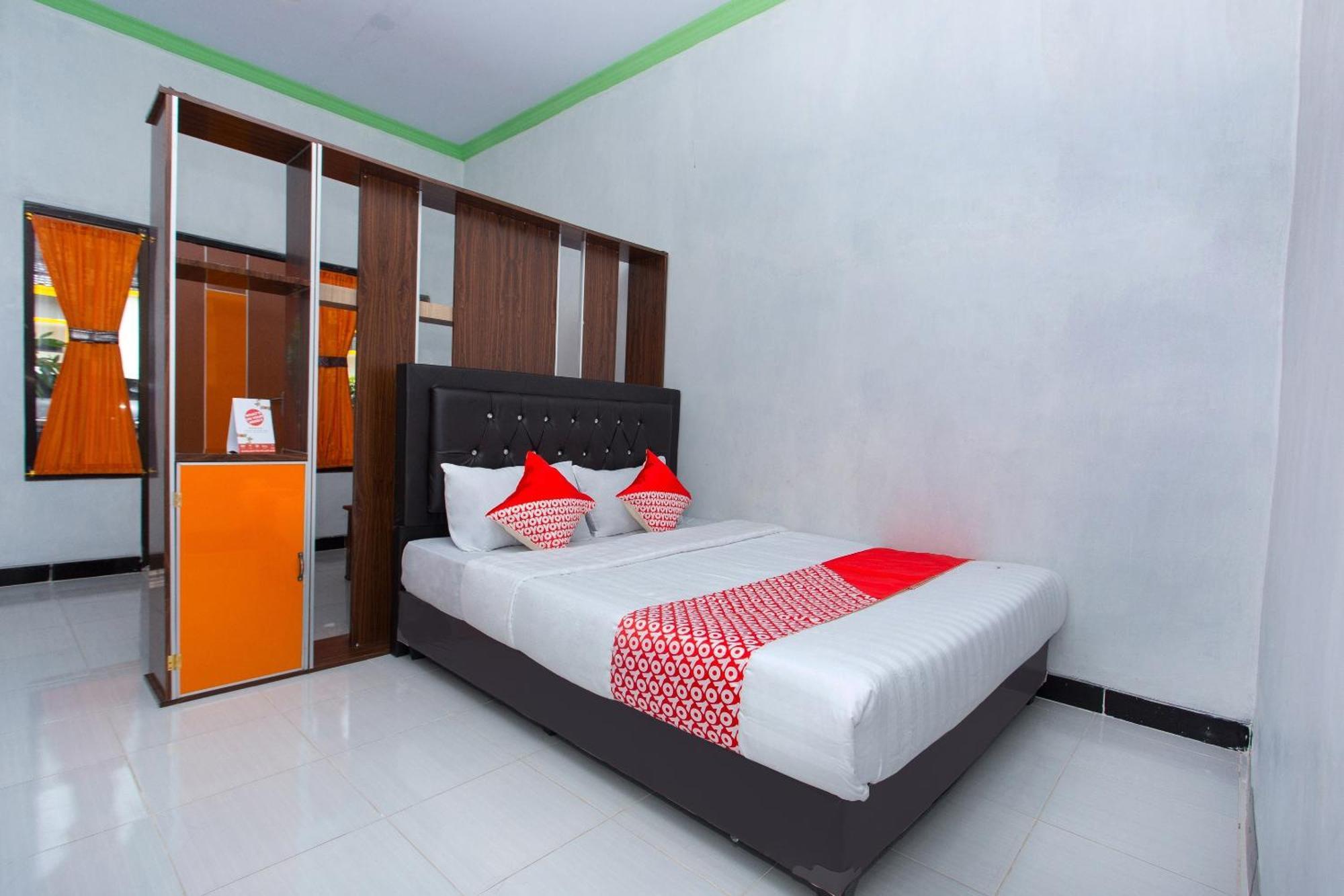 Griya Annisa Hotel Тегал Екстериор снимка