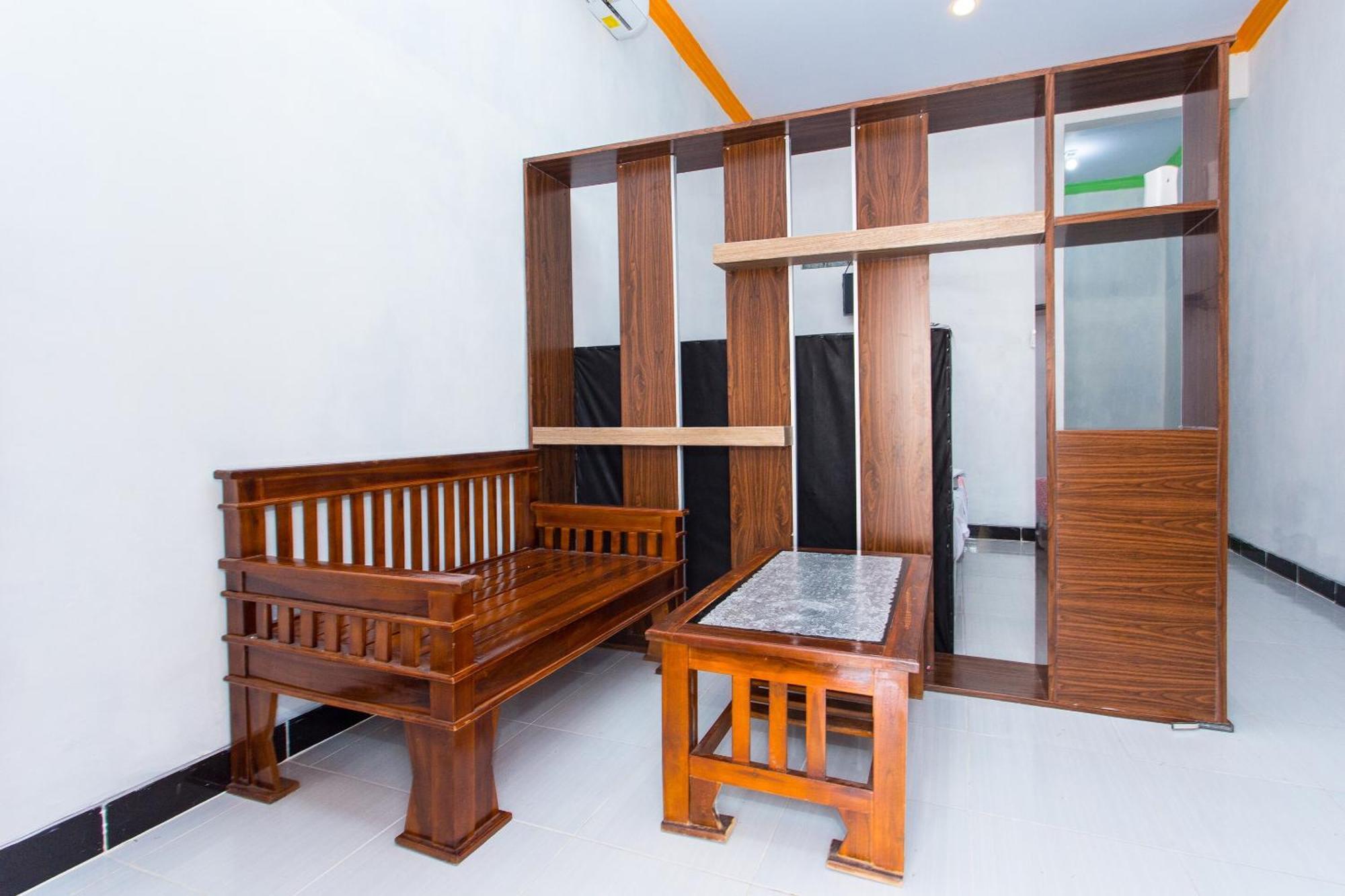 Griya Annisa Hotel Тегал Екстериор снимка