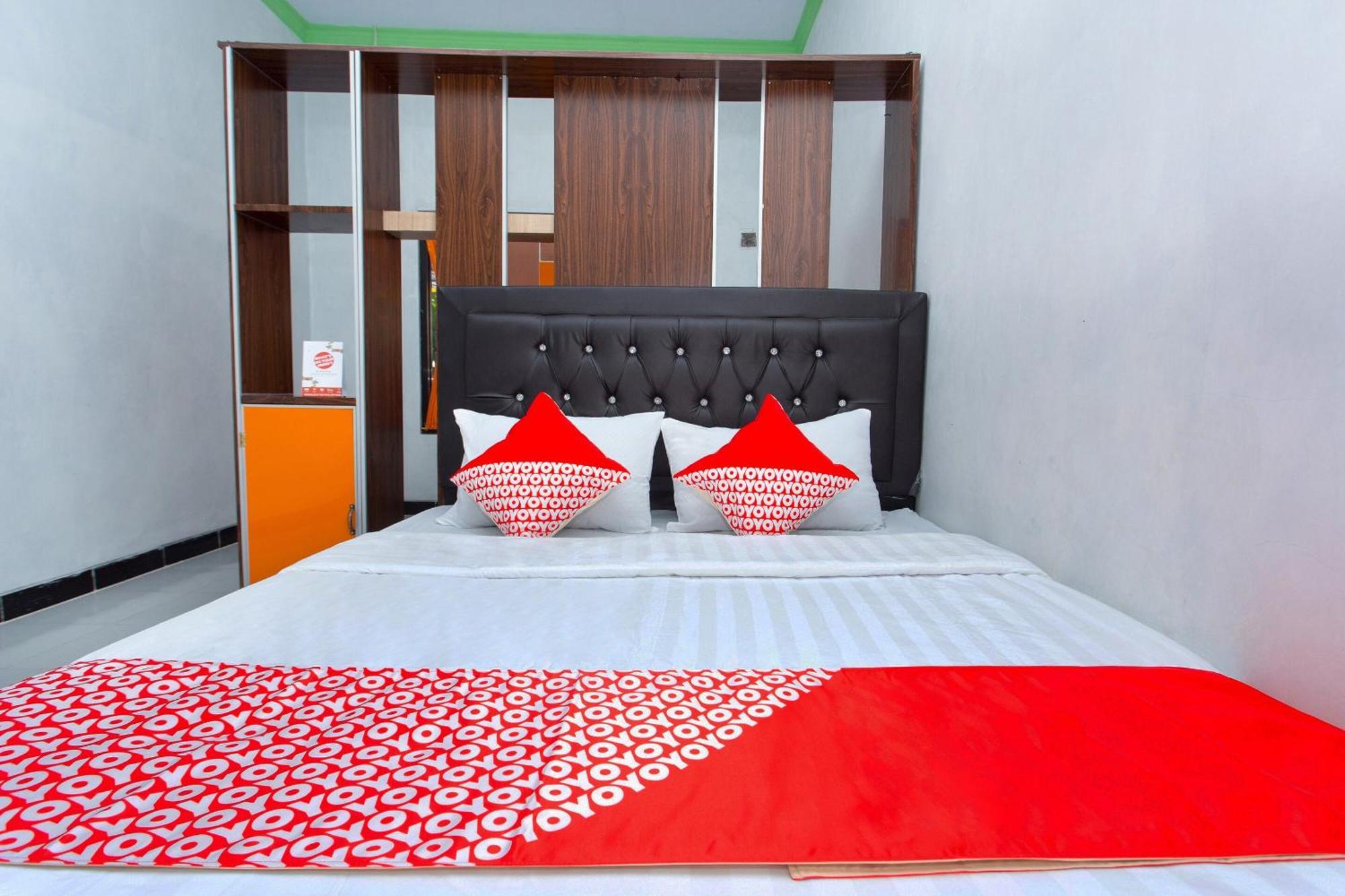 Griya Annisa Hotel Тегал Екстериор снимка